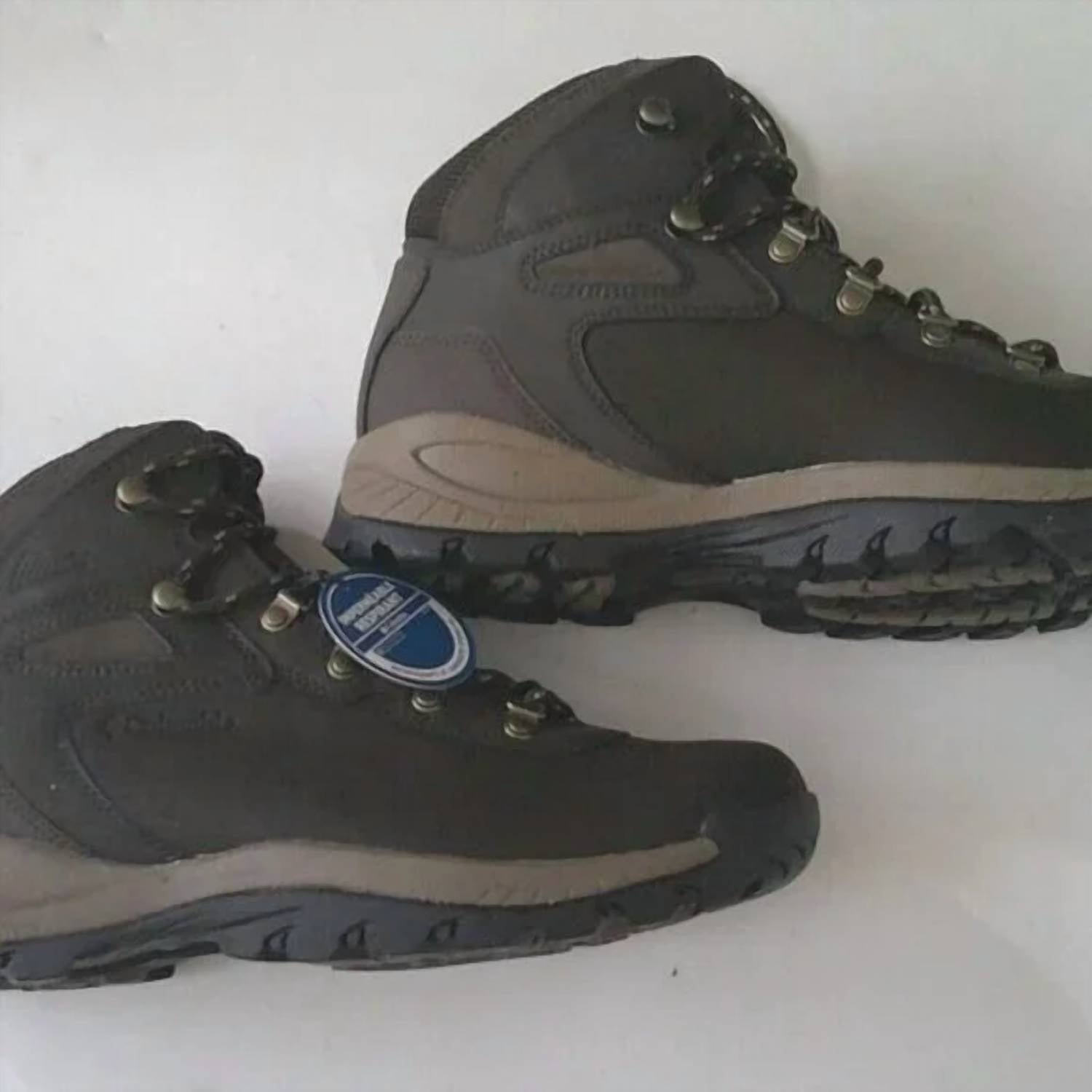 Columbia Men's Yoncalla Mid Waterproof Athletic Hiking Boots in brown gray - men's boots - detail view