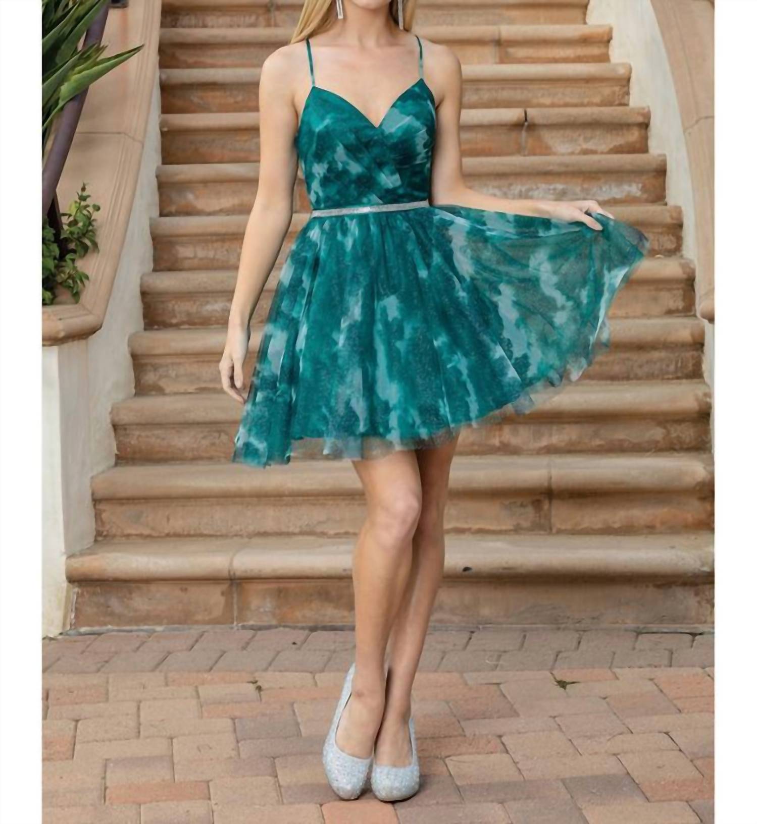 Dancing Queen - Strap Sleeves V-neck Homecoming Dress