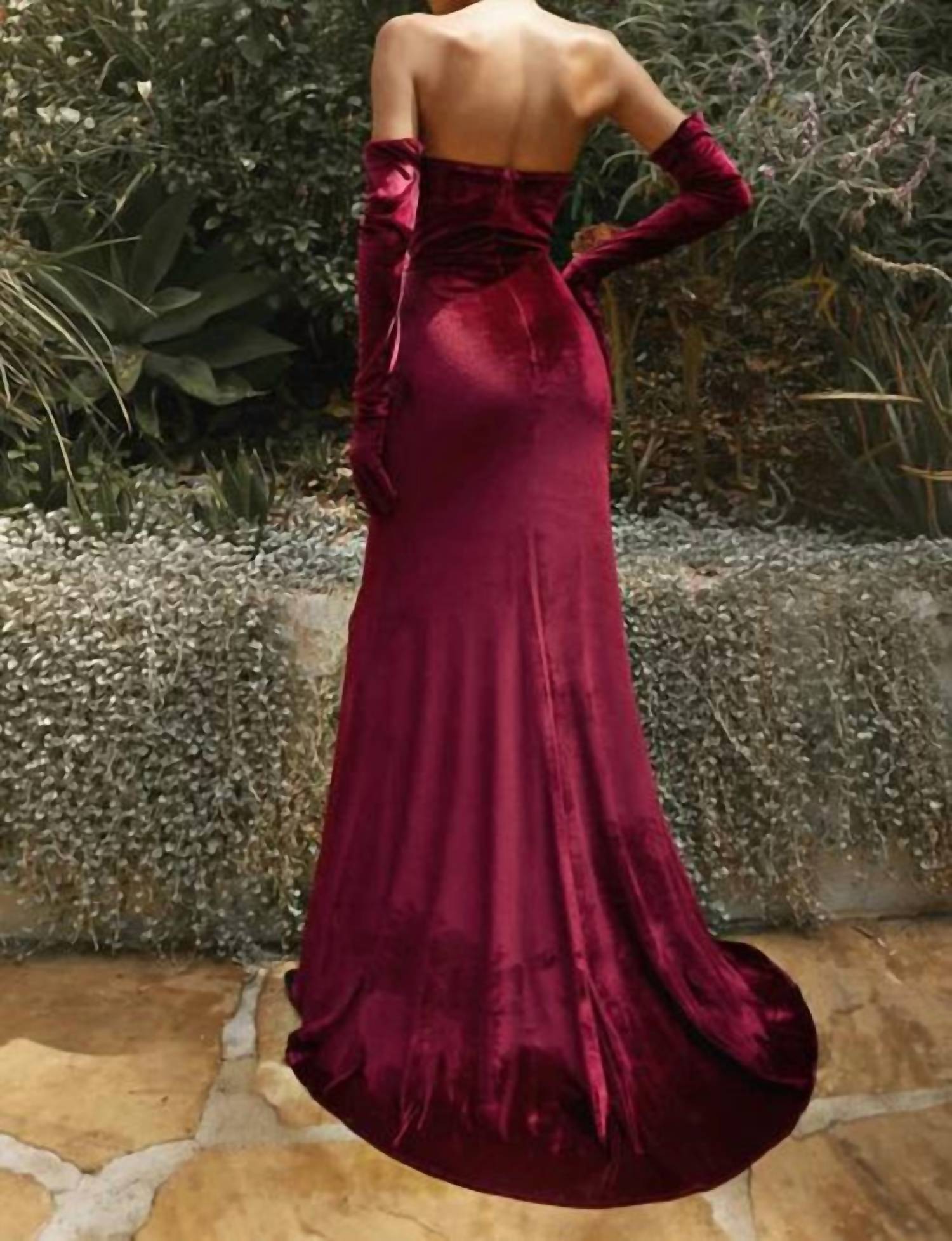 Ladivine - Velvet Sweetheart Gown With Gloves