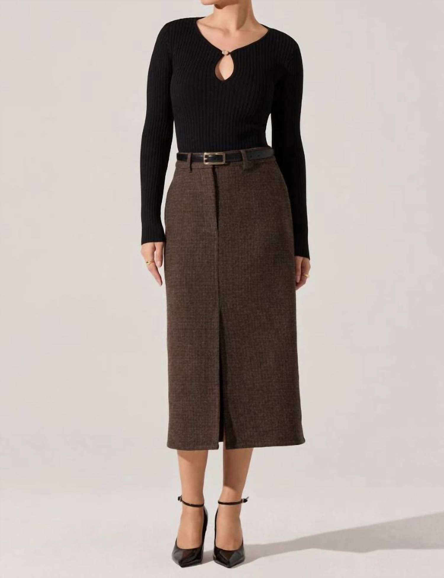 Astr - Lynly Ribbed Keyhole Sweater