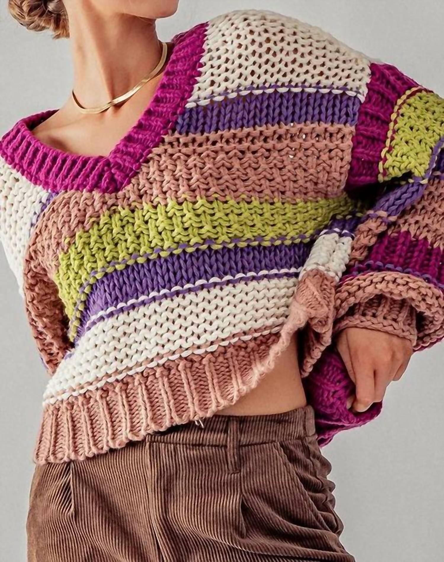 Trend:Notes - V Neck Line Slightly Cropped Chunky Knitted Sweater