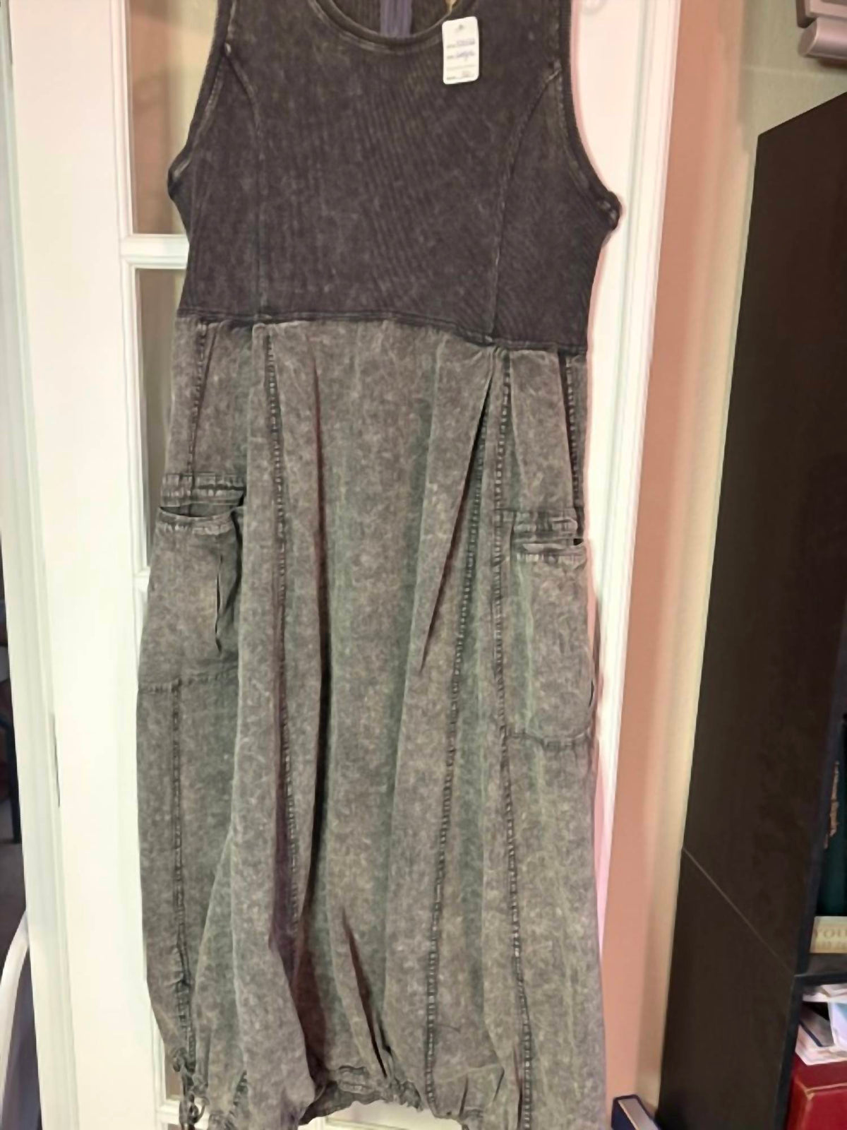 Easel - grey dress