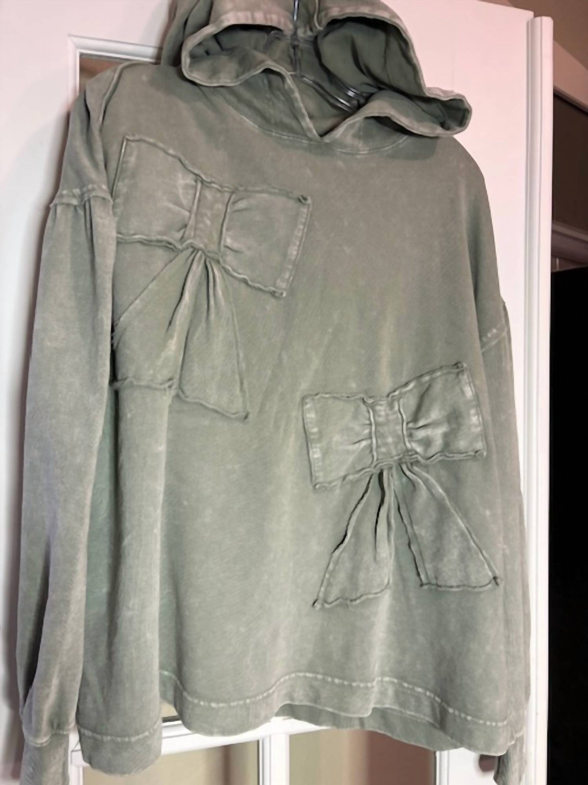 Easel - WOMEN'S LONG SLEEVE BOW PATCH HOODIE