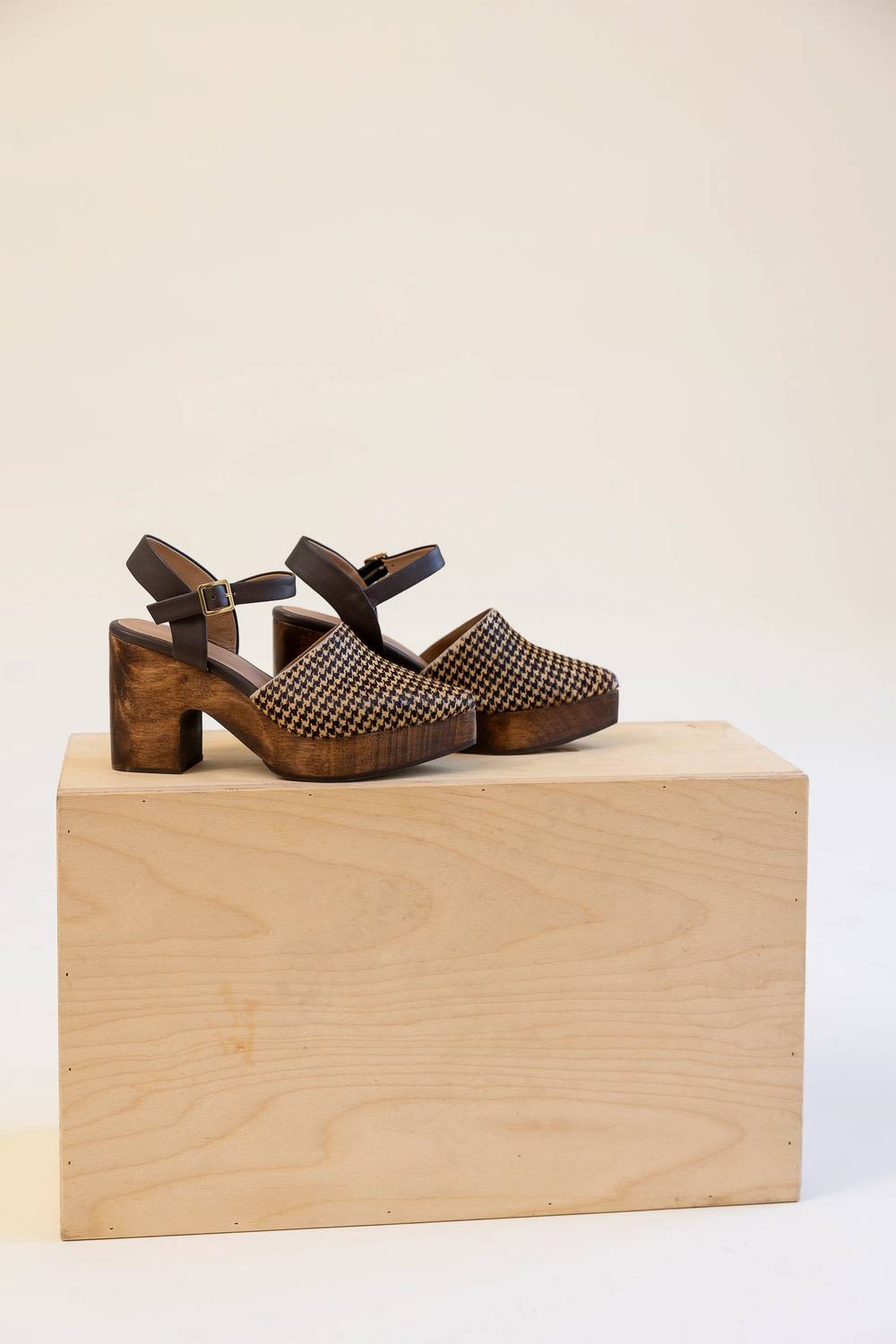 Huma Blanco - Women's Pearl Clogs