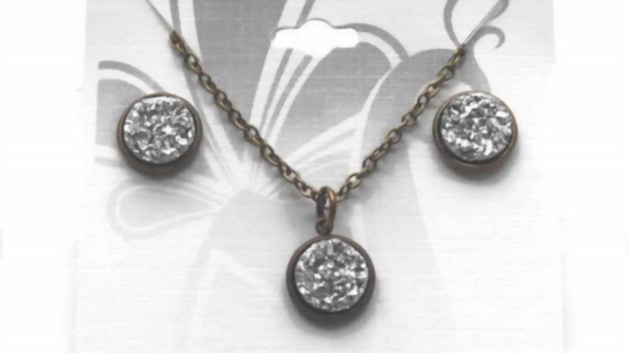 Gleeful Peacock - Women's Druzy Bezel Pendant Necklace & Stud Earring Set