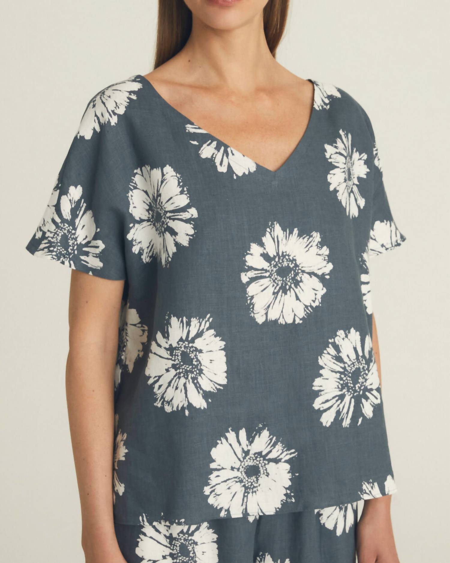 ROSSO35 Women's Linen V Neck Top in anthracite off white - women's blouse