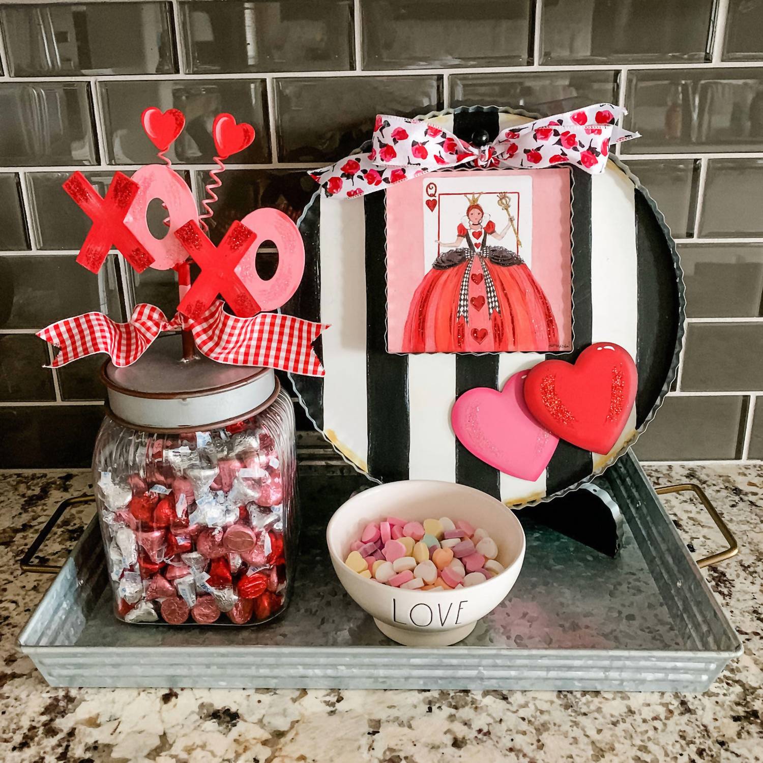 Round Top - Black & White Charm Display