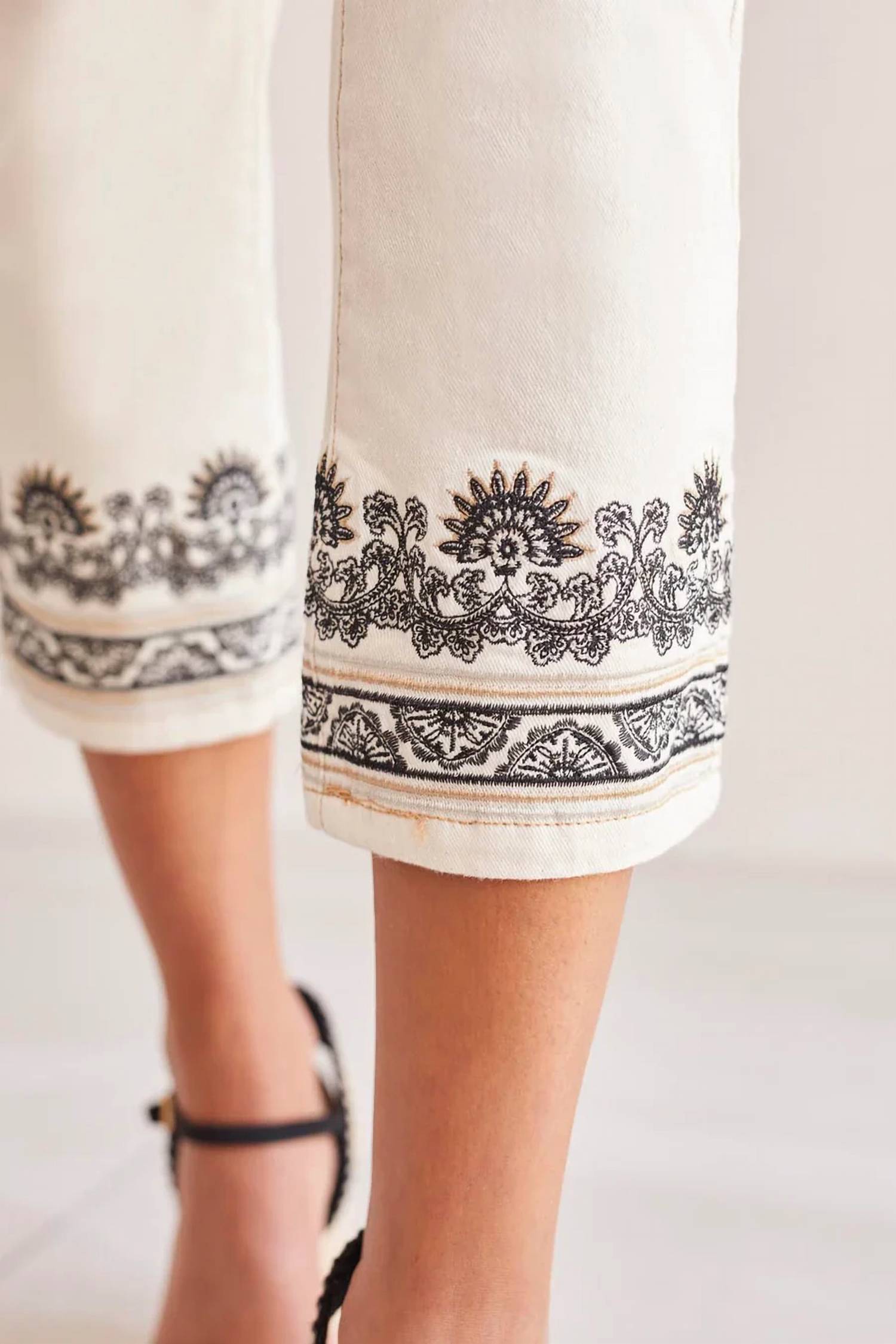 Tribal - Audrey Embroidered Hem Crop Jeans