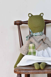 Woolgrass Farm - Fern The Frog Doll In Sweater & Morning Skirt