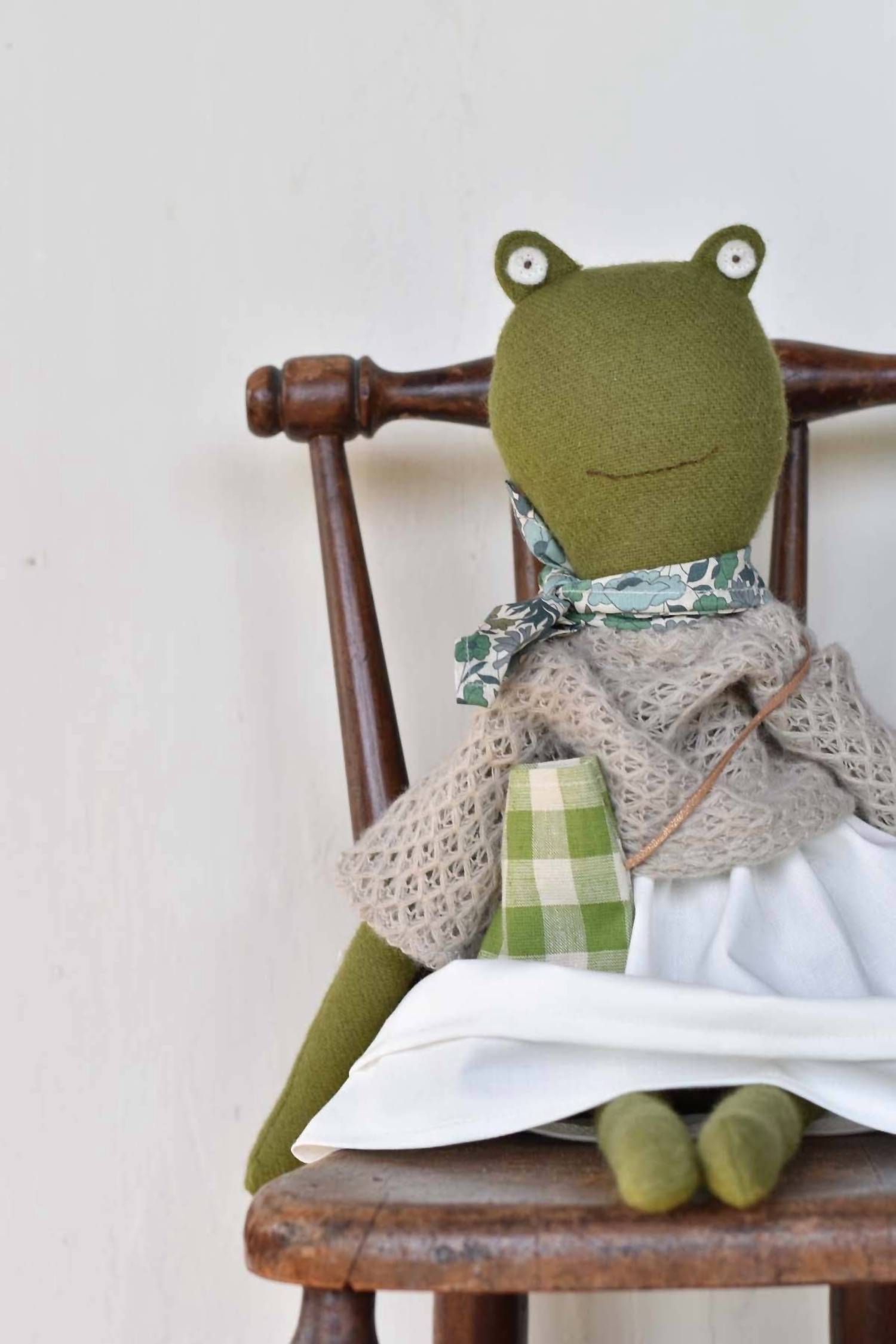 Woolgrass Farm - Fern The Frog Doll In Sweater & Morning Skirt