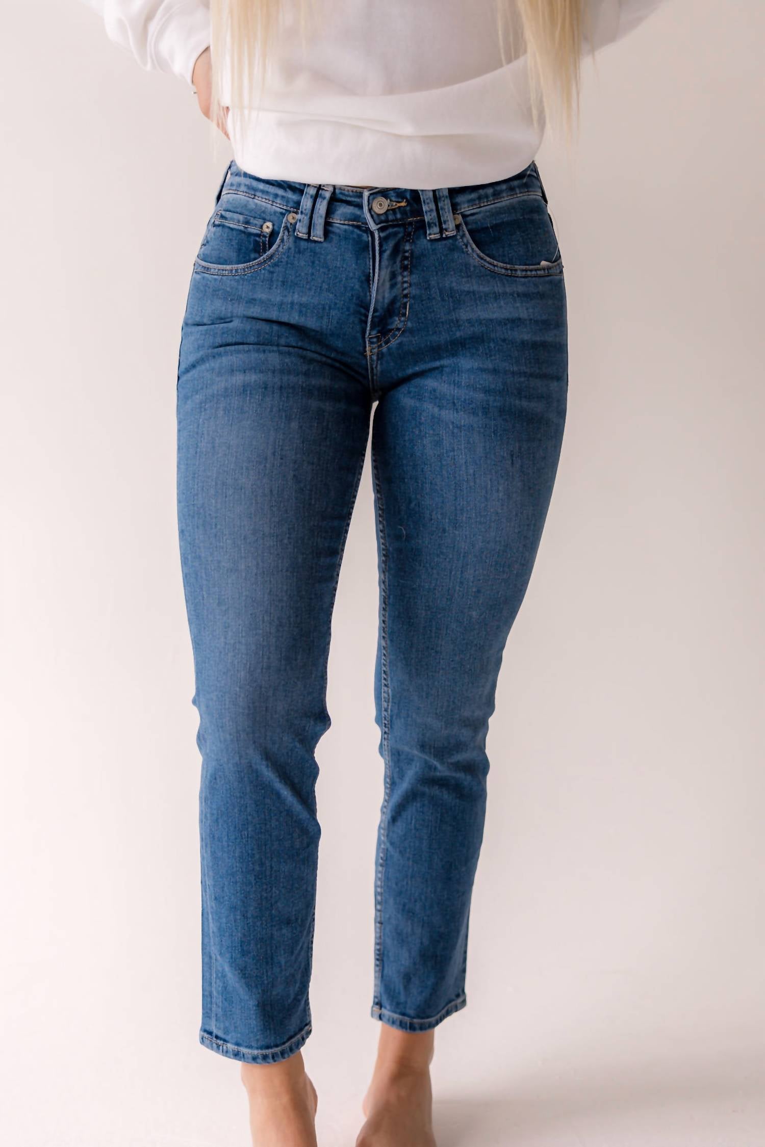 Free People We The Free Oracle Low-rise Slim Straight Jean in sky s the limit - women's jeans