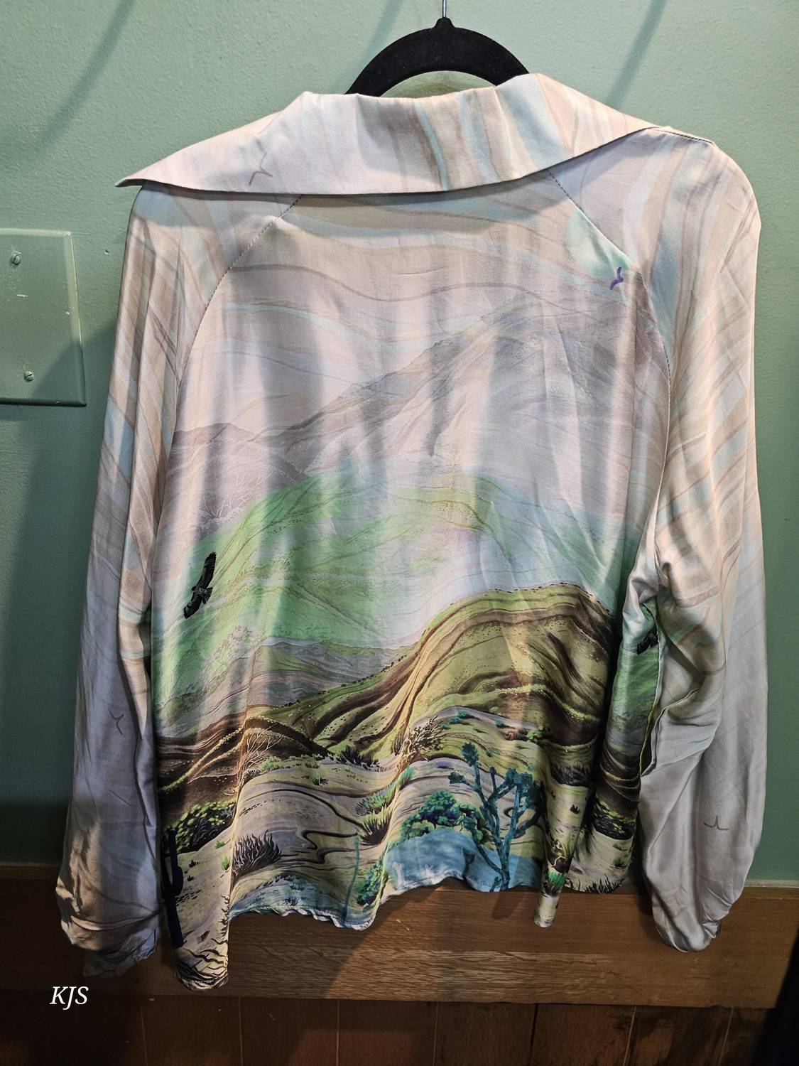 Made In Italy - Women's Silk Collared V-neck Long Sleeve Top With Print