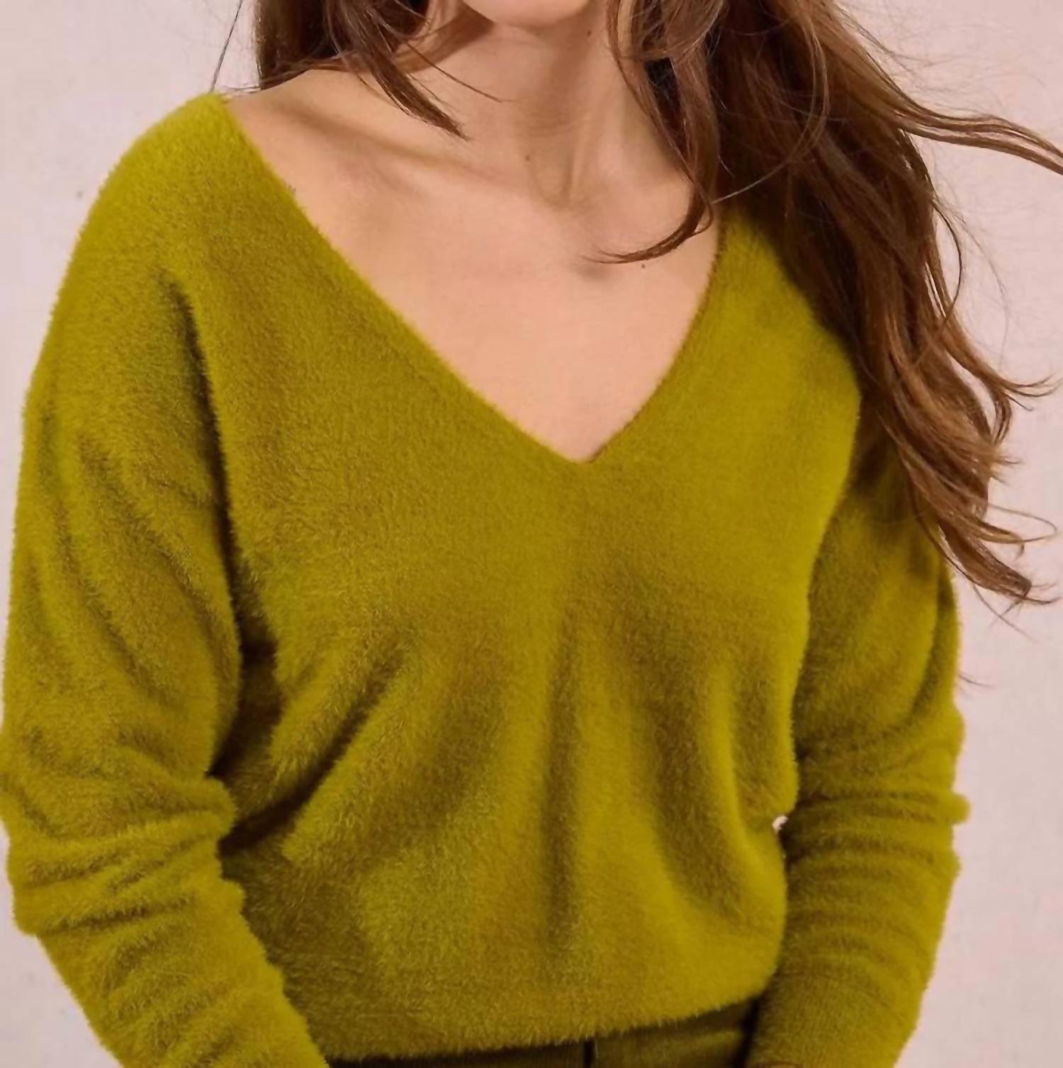 Molly Bracken - V-neck Cozy Knitted Sweater