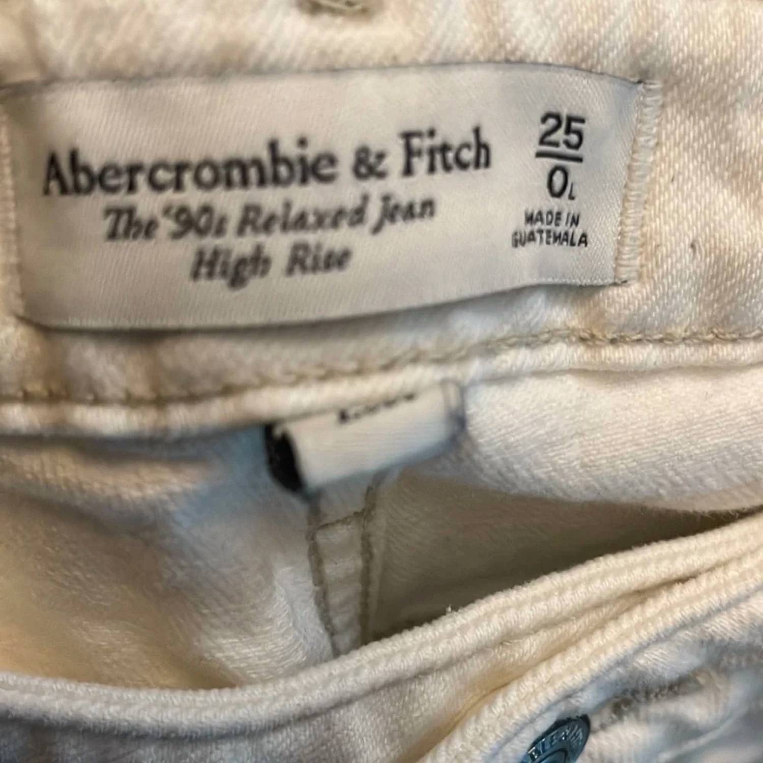 Abercrombie & Fitch - Curve Love 90s Pleated Ultra High Rise Relaxed Jeans