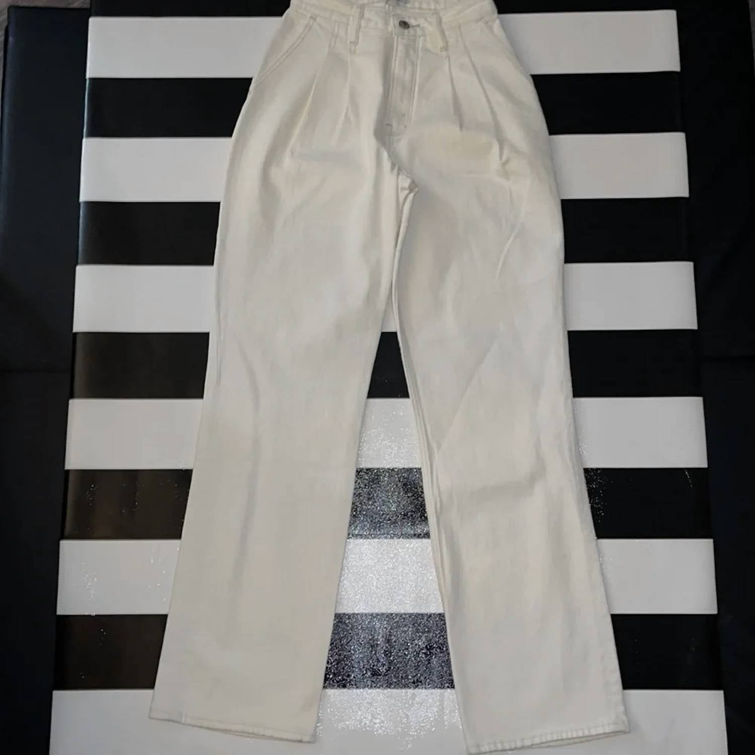 Abercrombie & Fitch - Curve Love 90s Pleated Ultra High Rise Relaxed Jeans