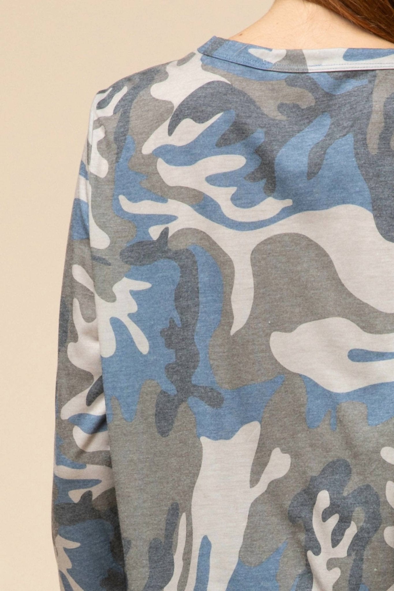 Entro - Camo Keyhole Top - blouses - blue - camouflage