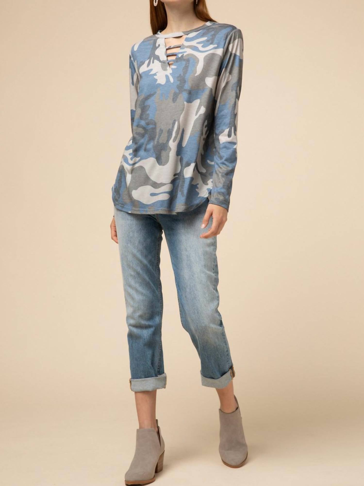 Entro - Camo Keyhole Top - blouses - blue - camouflage