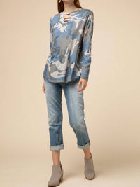 Entro - Camo Keyhole Top - blouses - blue - camouflage