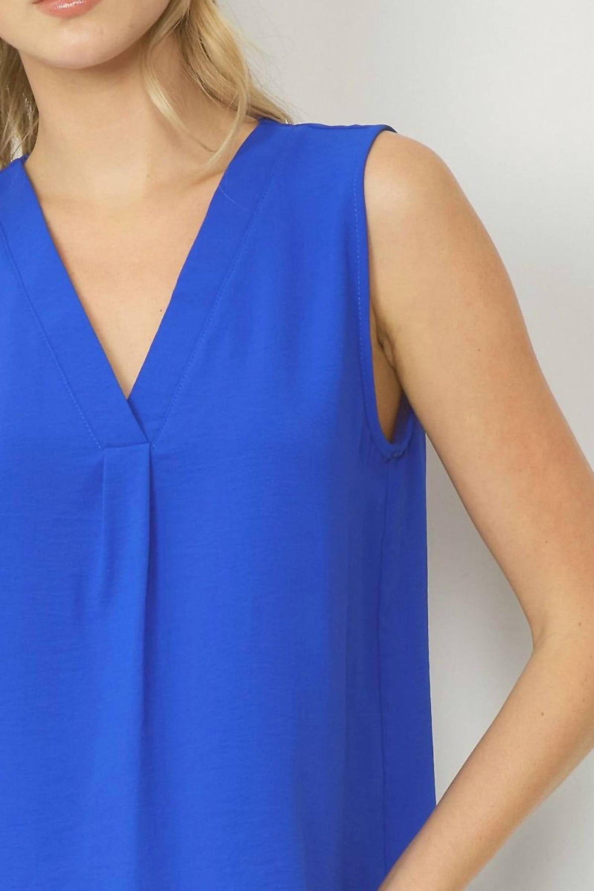 Entro - Sleeveless V-neck Top