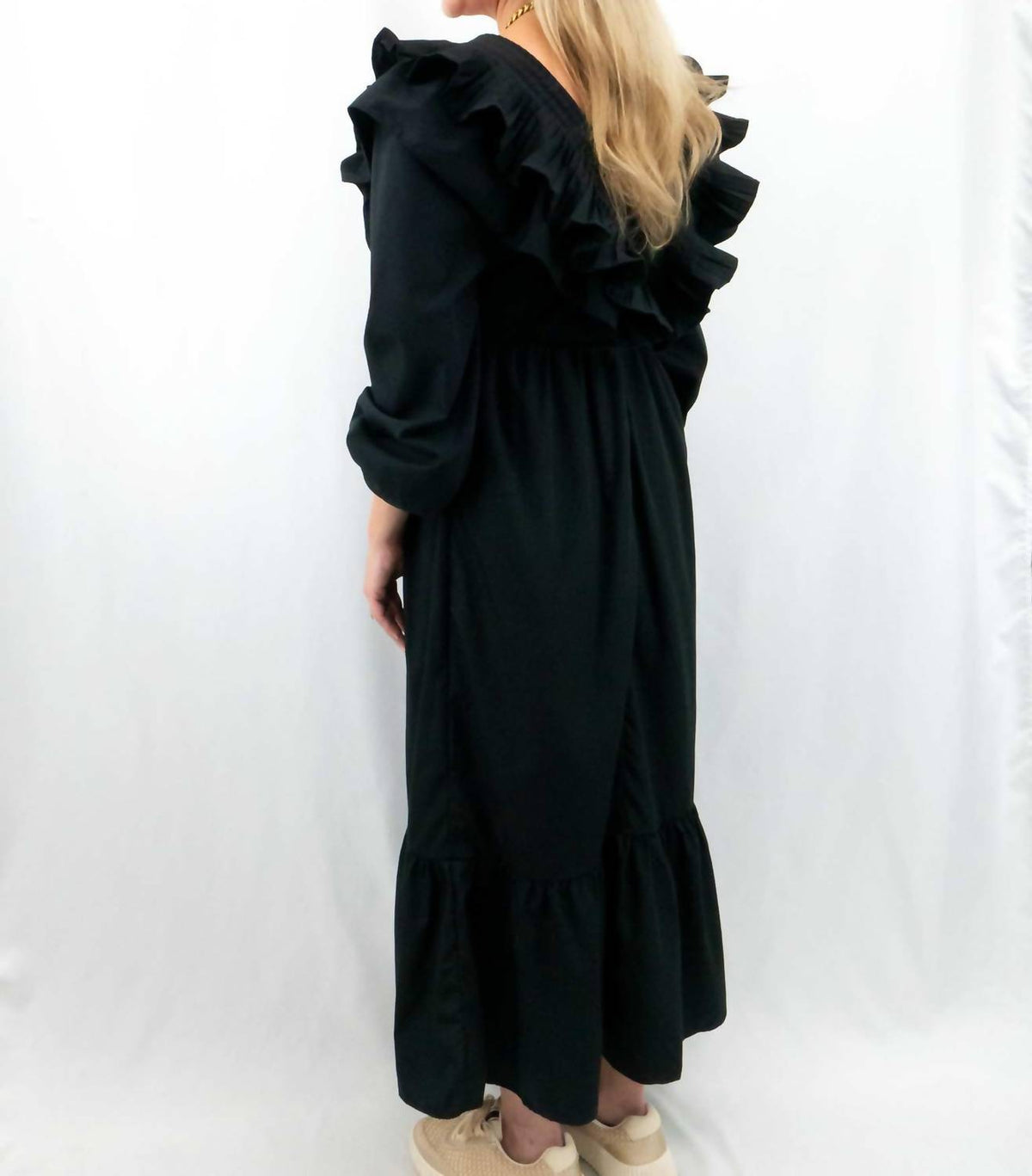 Entro - V-neck Dramatic Ruffle Maxi Dress