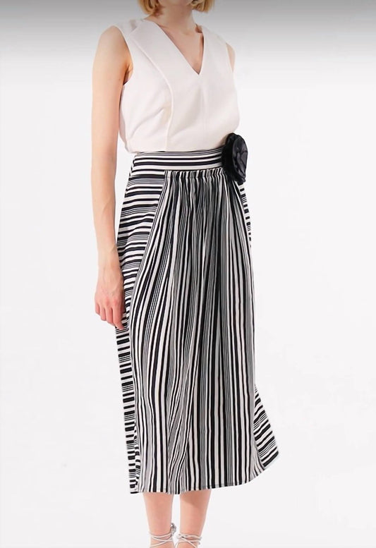 Exquise - Pleated Midi Skirt - black - clothing - knee - length - skirts