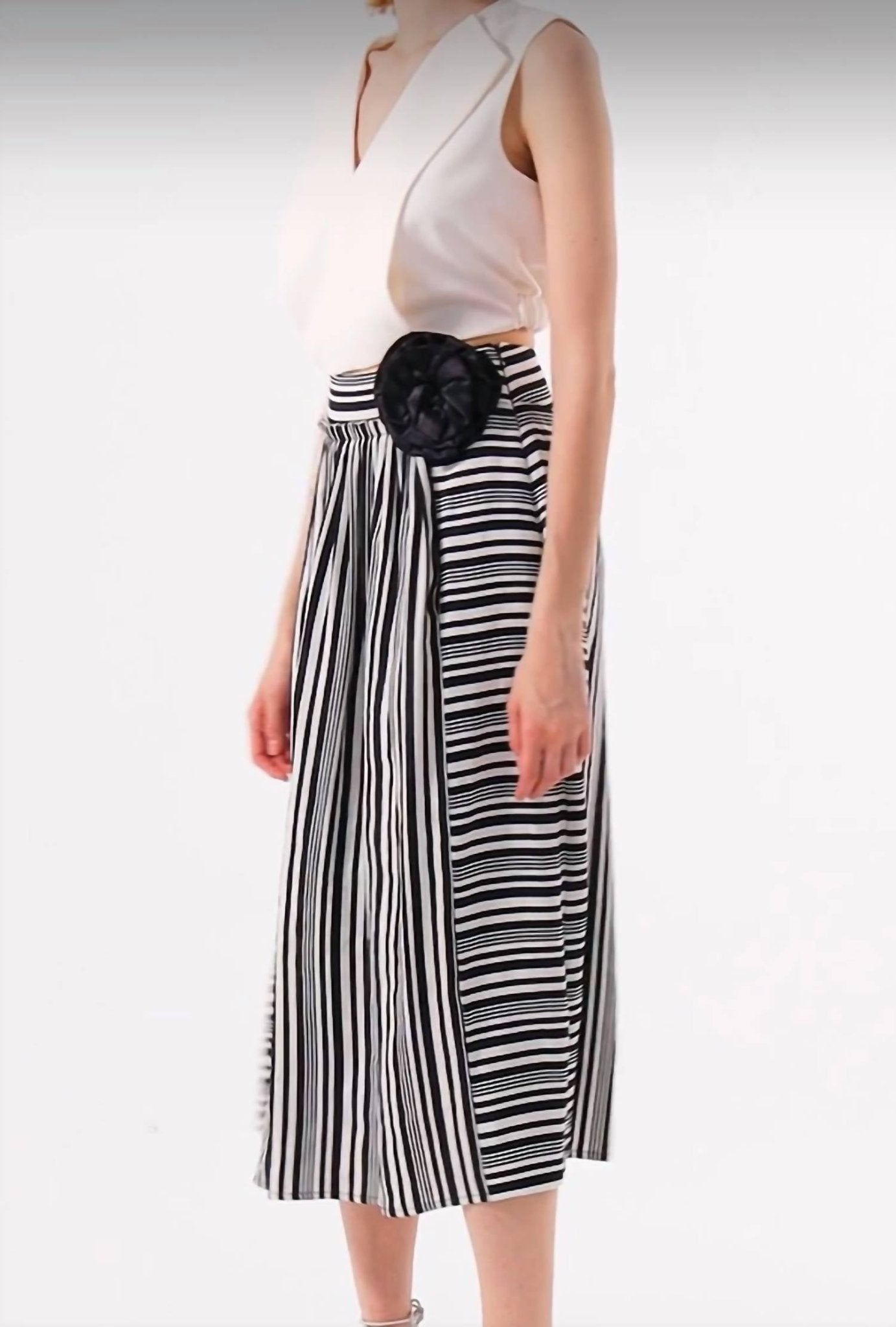 Exquise - Pleated Midi Skirt - black - clothing - knee - length - skirts