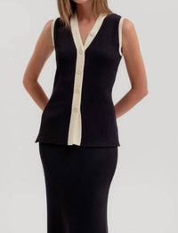 Zoe And Claire - Knit Vest With Piping