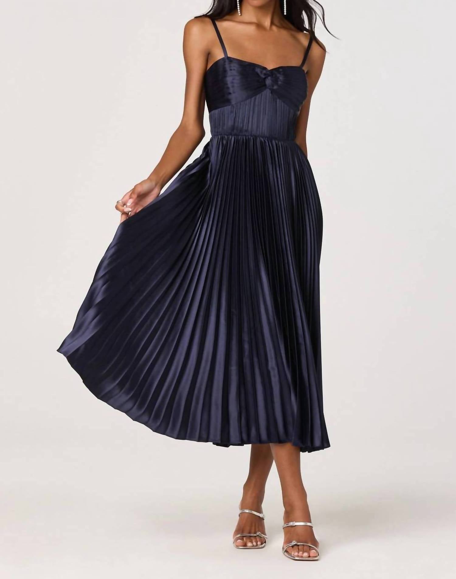 Astr - Ascella Sweetheart Pleated Midi Dress