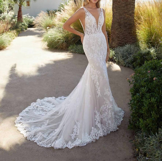 Cosmobella - Opulent Lace Fitted Gown