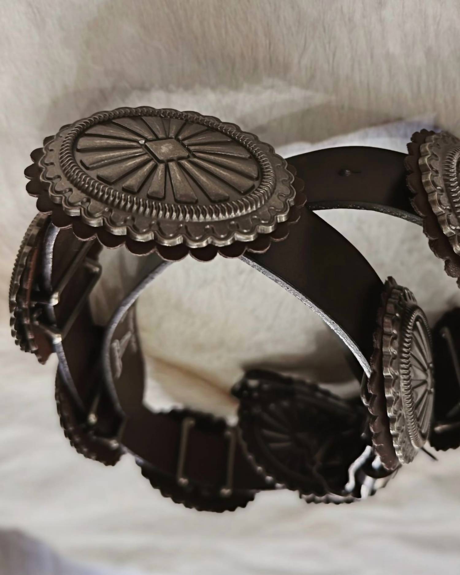 L&B - Women's Leather Belt With Vintage Concho Plate Details