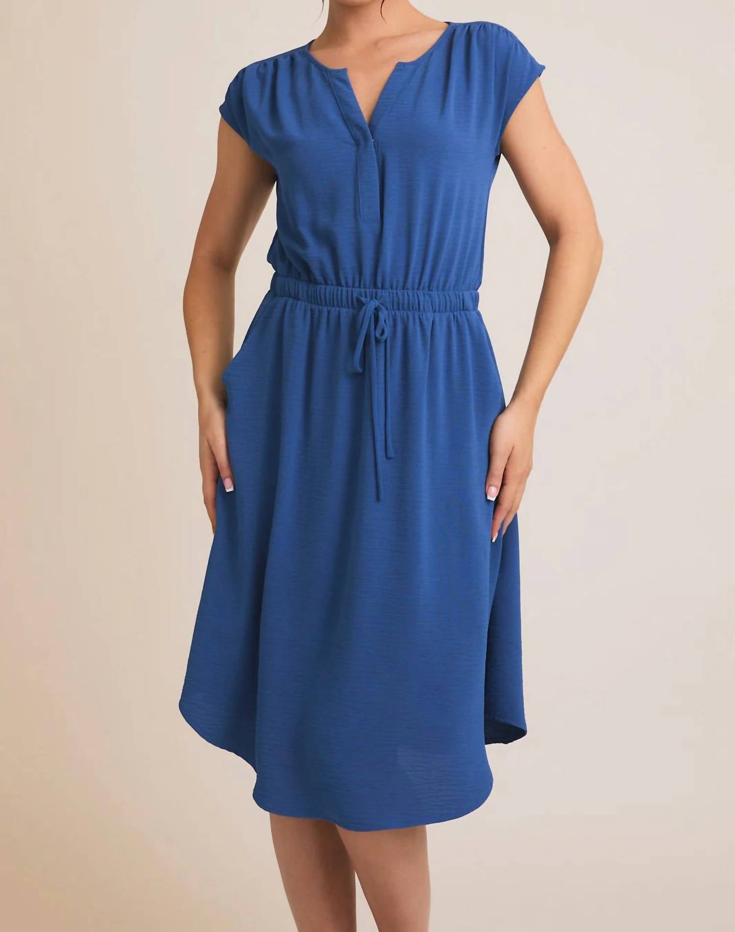 Gilli - V Notch Round Neck Short Sleeve Dress