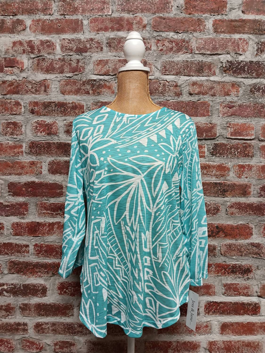 Jess & Jane - Rounded Neck And Hem 3/4 Sleeve Top