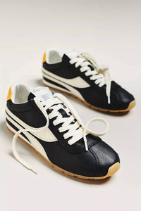 Oncept Women's Stockholm Sneaker in black 1 - women's sneaker