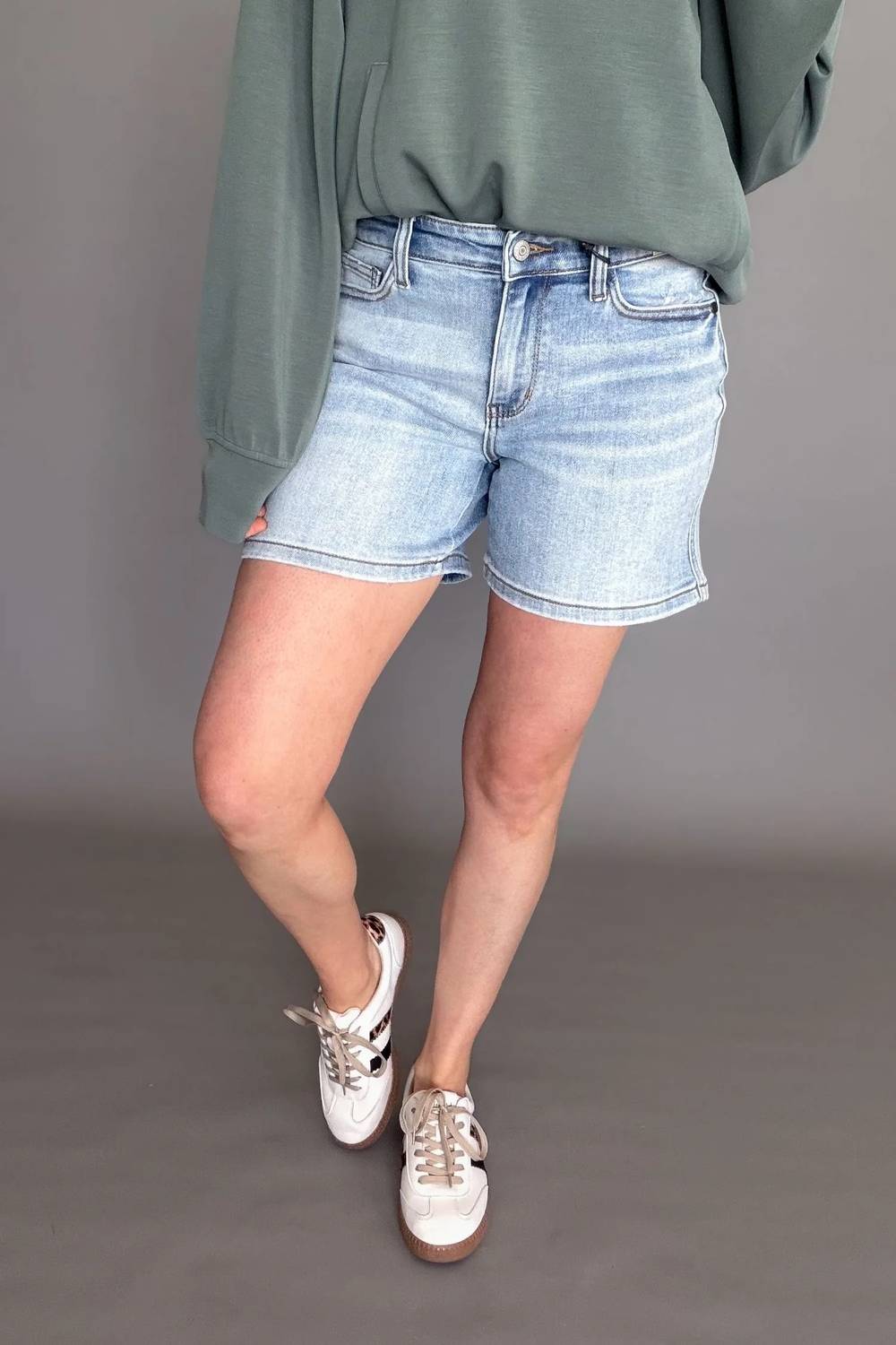 Judy Blue - Tamara Mid Rise Vintage Wash Dad Shorts