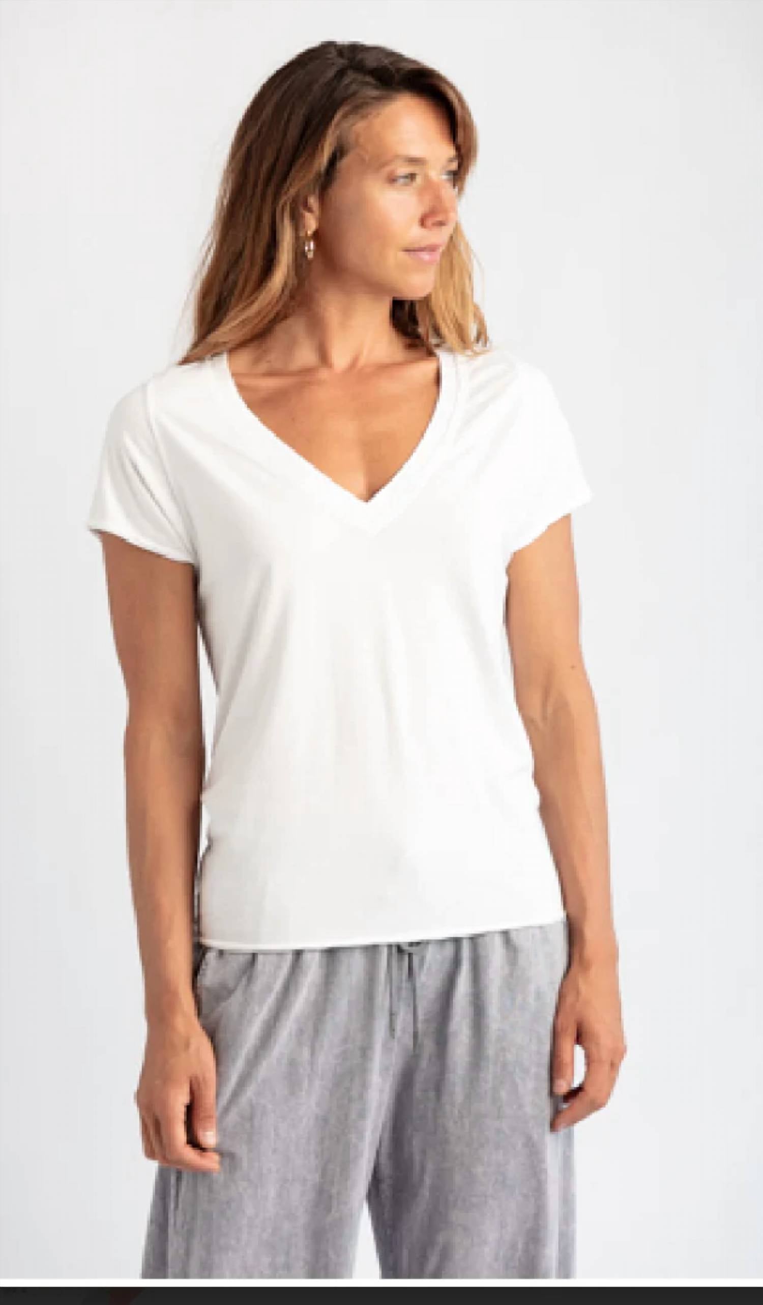Mila Los Angeles - Ava S/S V-Neck Raw Top Shirt