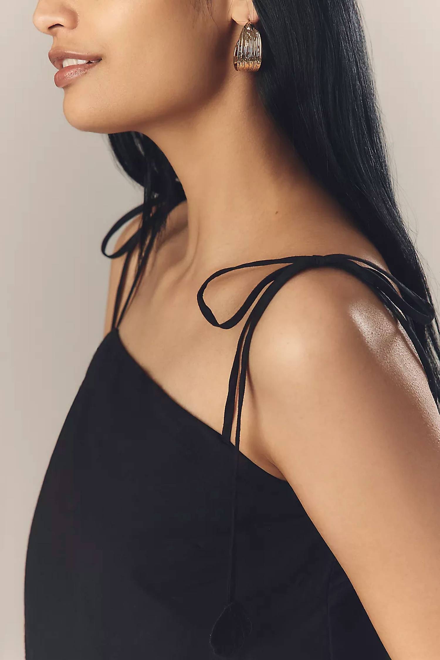 En Saison - Tie Shoulder Scallop Hem Crop Top