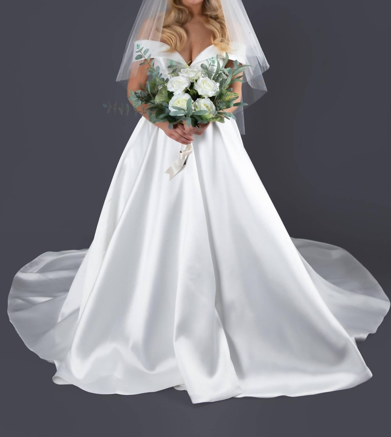 Morilee - Circular Fingetip With Scattered Rhinestones Veil