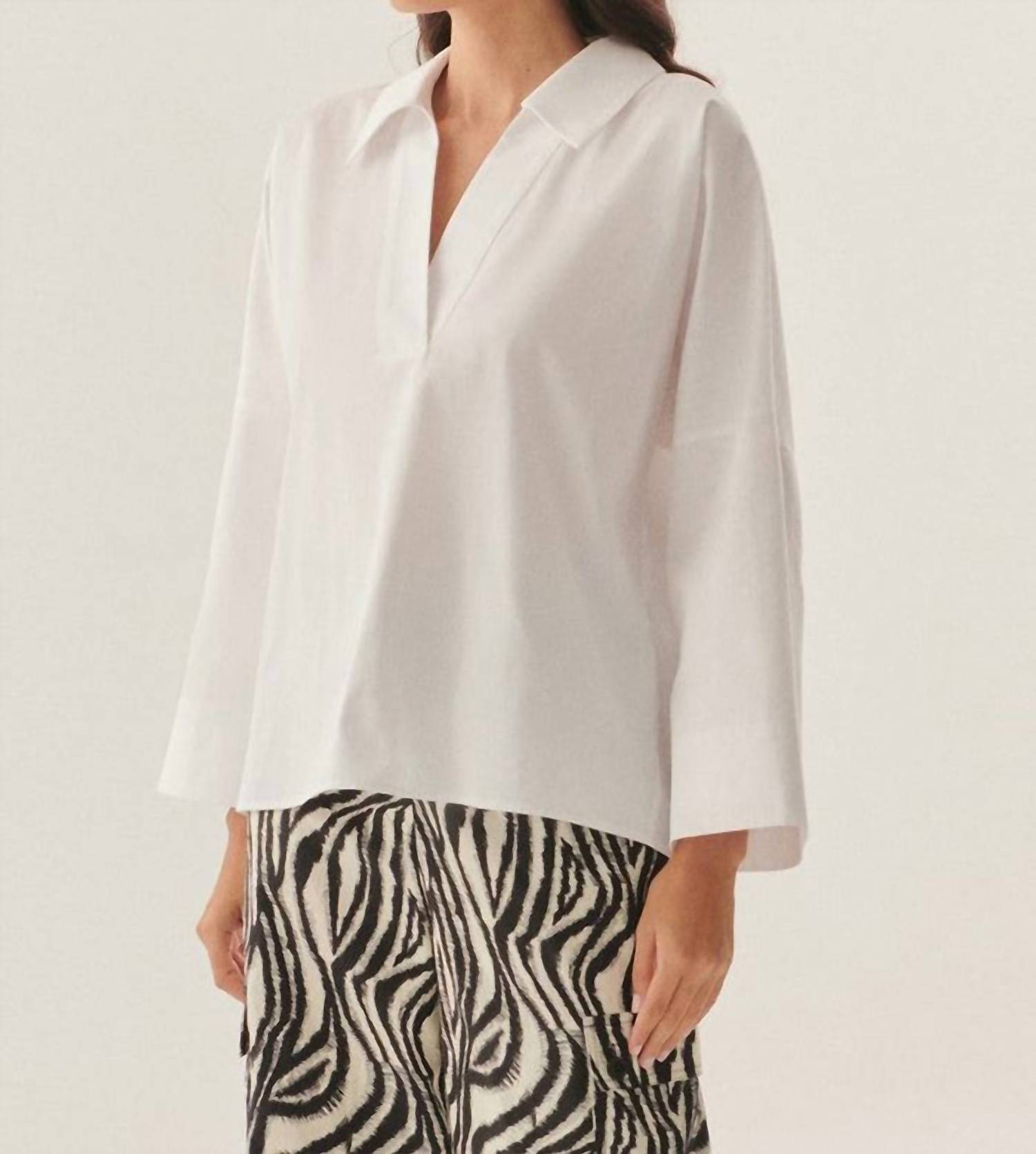 Exquise - Lucia Collared Poplin V-neck Blouse