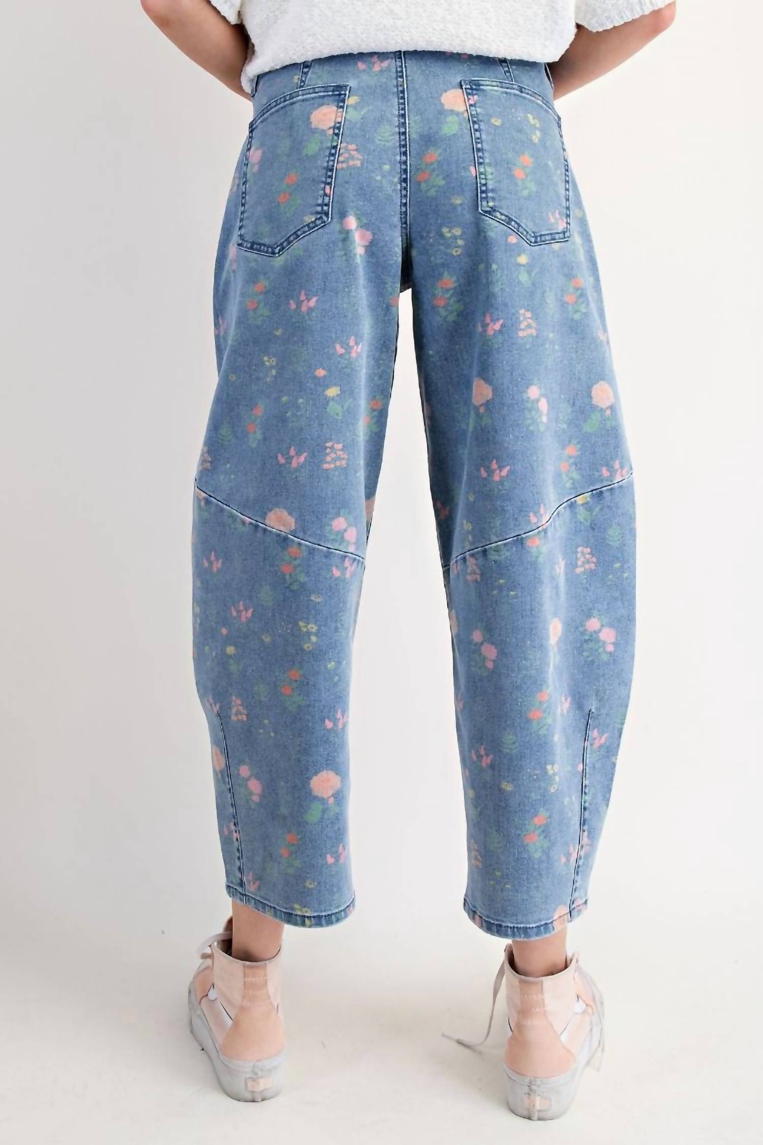 Easel - Women's Riana Floral Printed Stretch Twill Barrel Pants