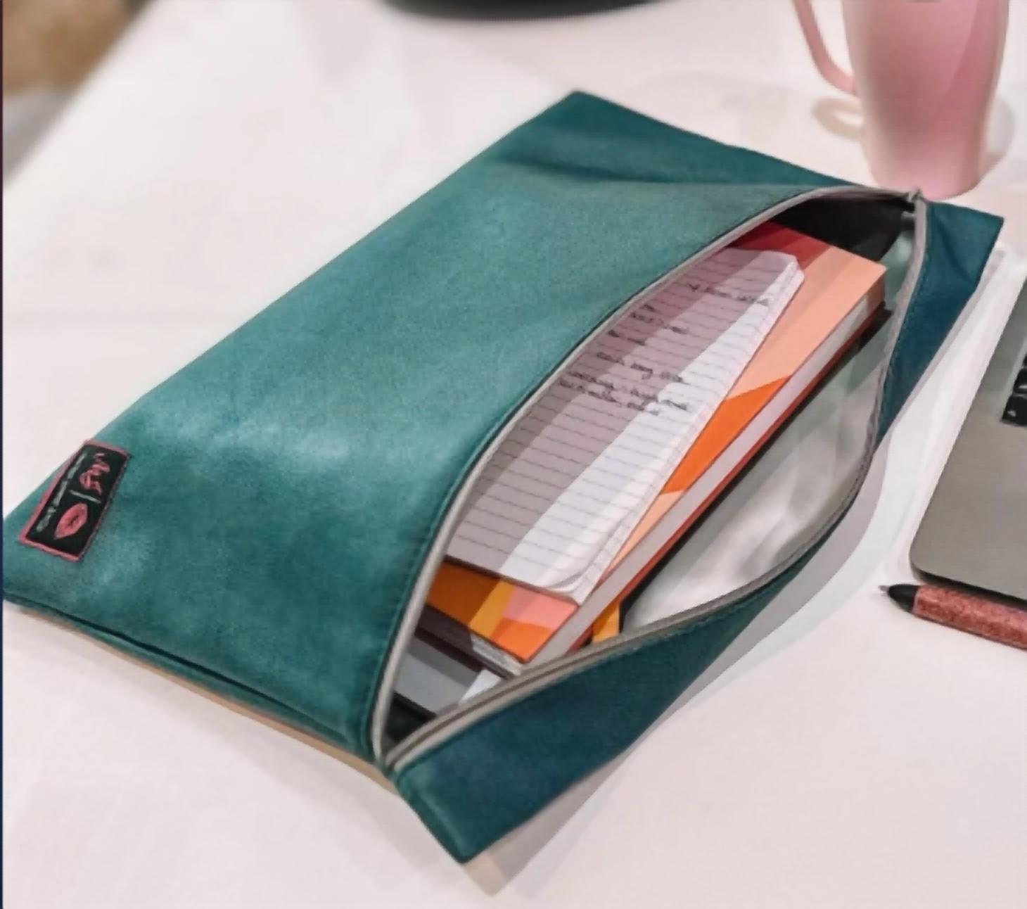 Makeup Junkie - Women's Jumbo Top Zipper Bag
