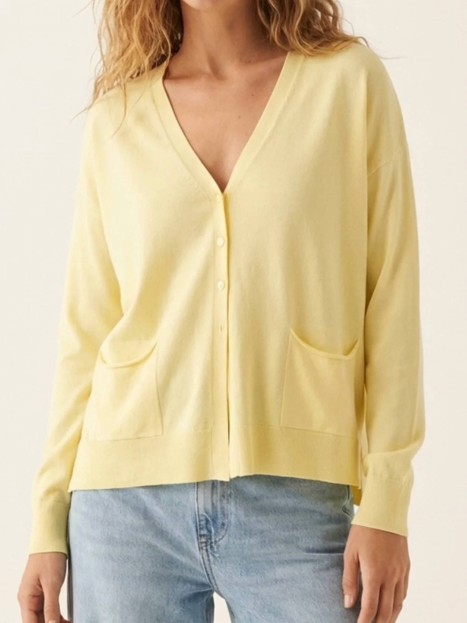 Q2 - Fine Knit Cardigan With Pockets