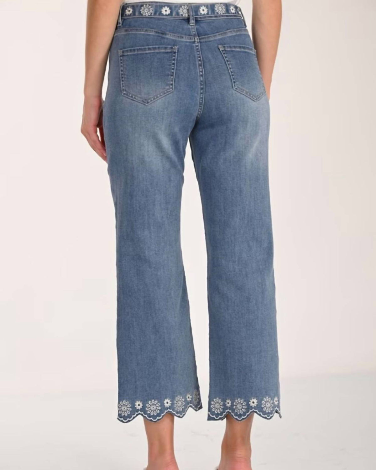 Frank Lyman - Floral Embroidered Capri Trousers