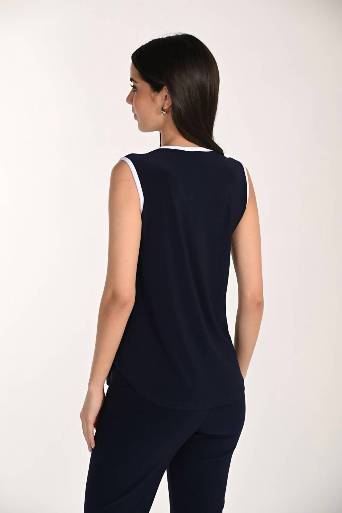 Frank Lyman - V-neck Sleeveless Pullover Top