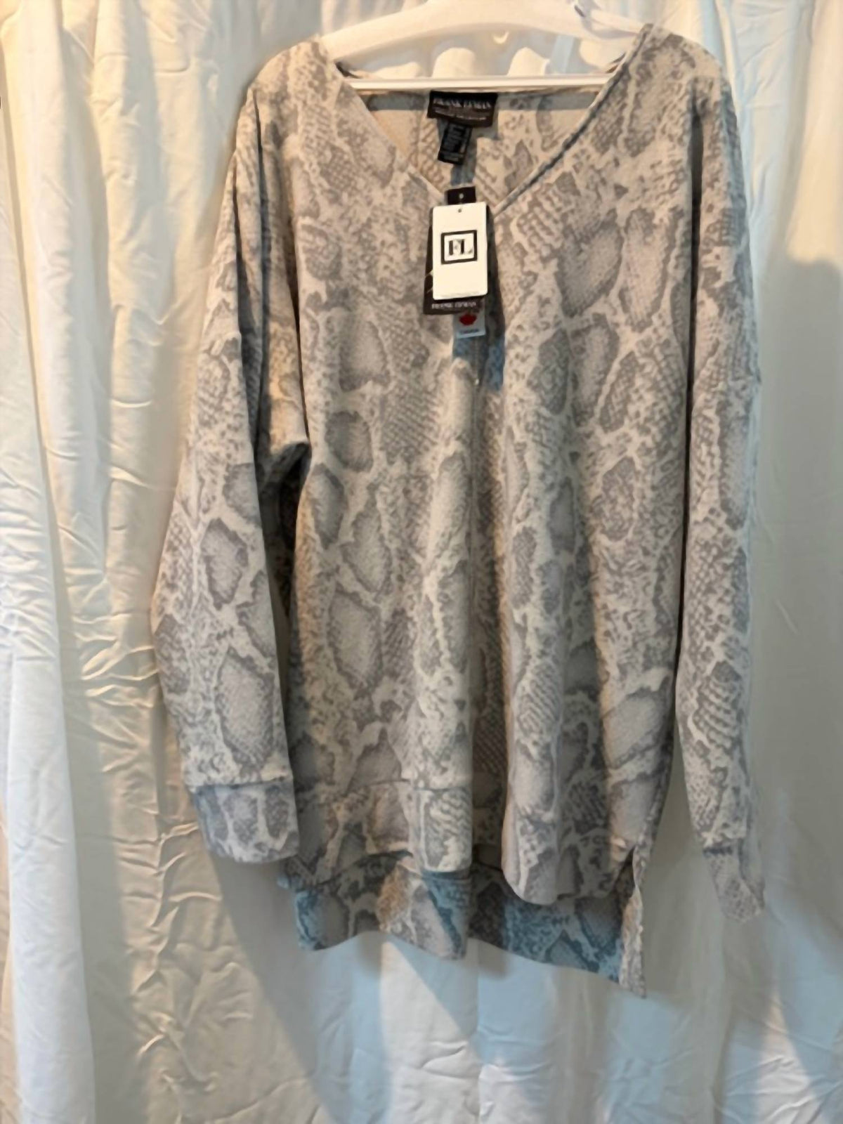 Frank Lyman - Women's V-neck Soft Sweater