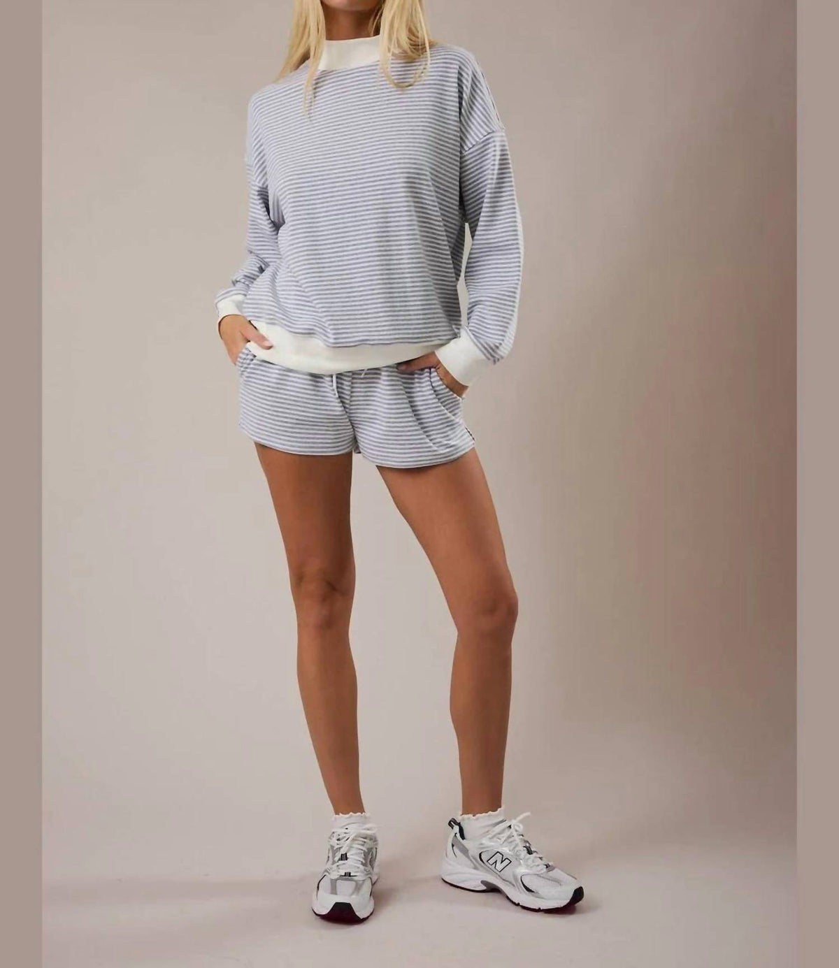 Le Lis - Mock Neck Sweatshirt