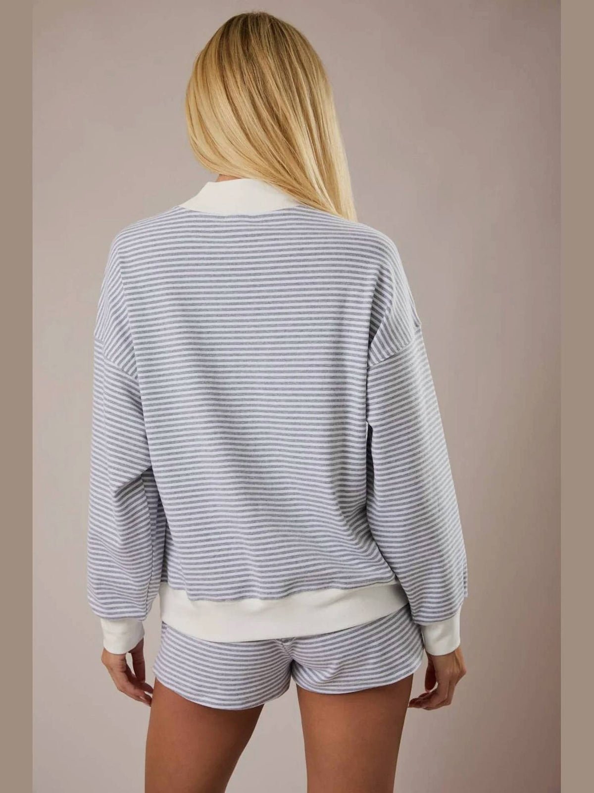 Le Lis - Mock Neck Sweatshirt