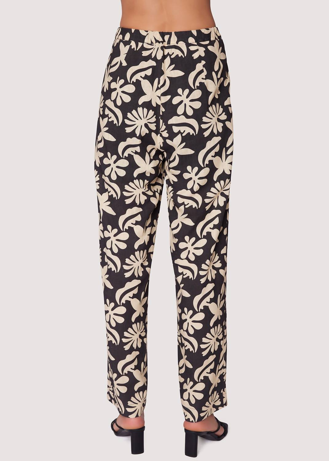 Lost + Wander - TROPIC FLAIR PANTS - black - clothing - floral