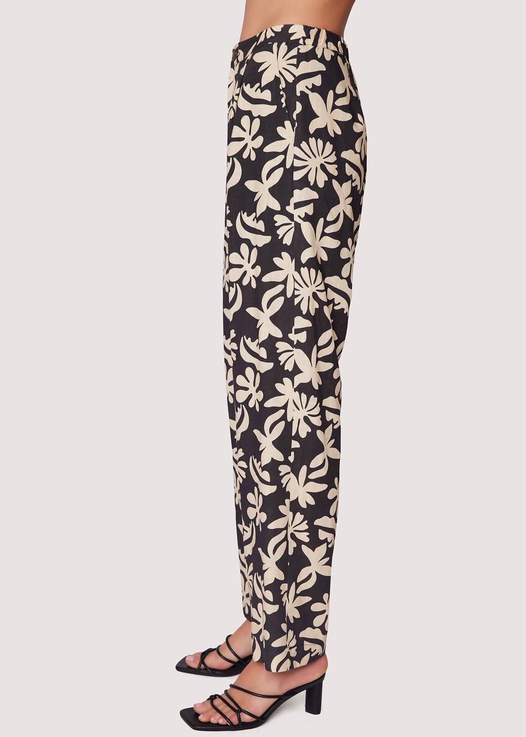Lost + Wander - TROPIC FLAIR PANTS - black - clothing - floral