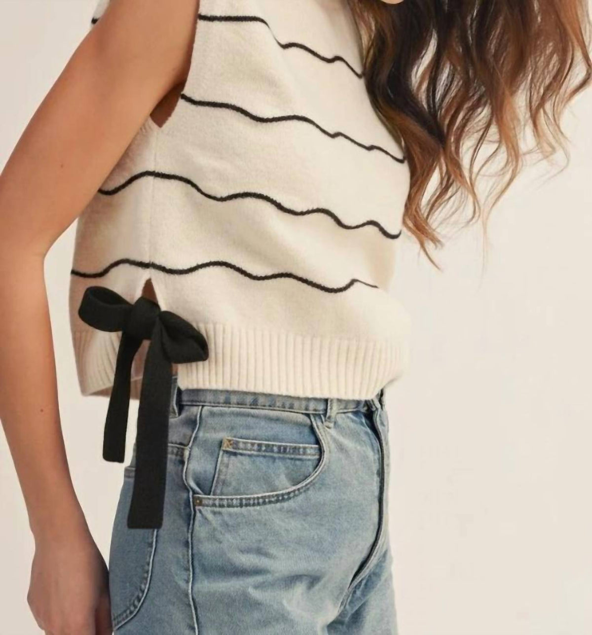 Lovlov - Contoured Wave Pattern Sleeveless Sweater