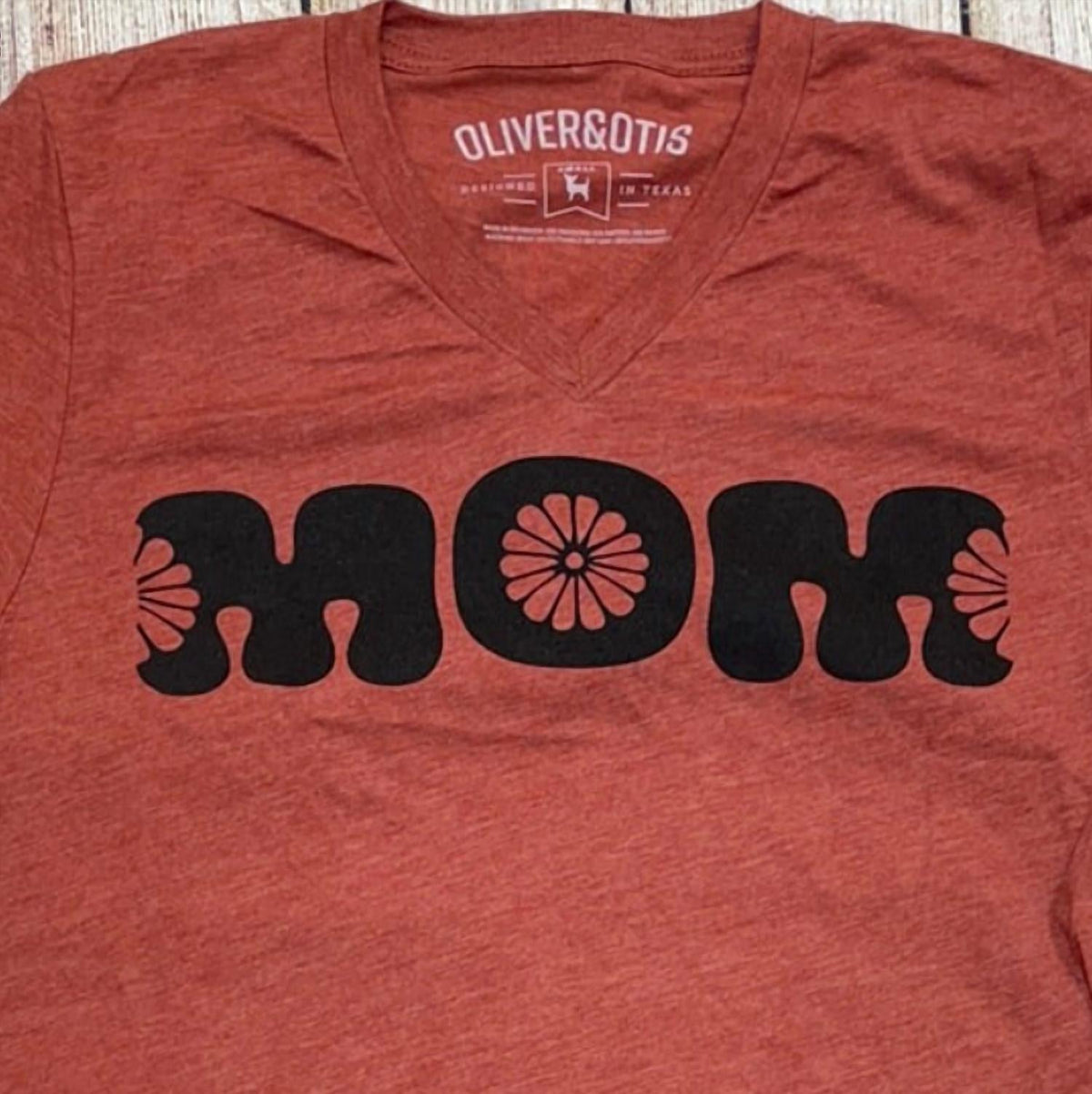 Oliver & Otis - Women's Groovy Mom Shirt